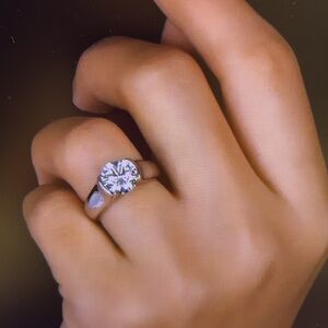 New Elegant Silver Women's Ring
Sterling Silver 
Stamped S925
2 Carat